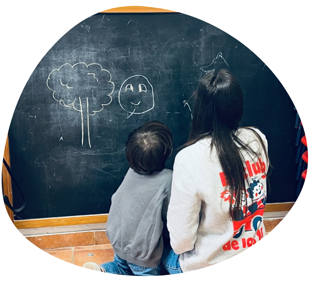 Disfruta de un espacio único para la crianza libre en Valencia, donde fomentamos la autonomía, el respeto y el aprendizaje natural.